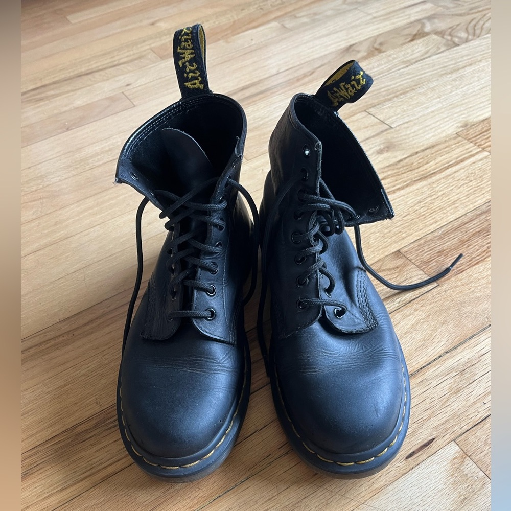 Doc Marten womens 1460 lace up boots